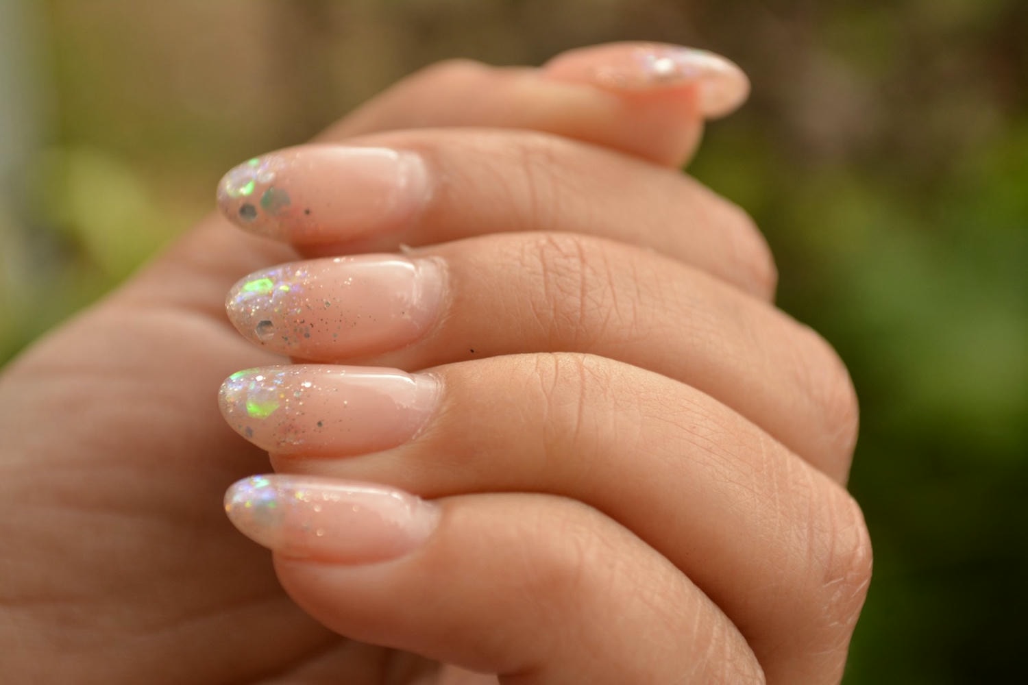 我適合什麼工作?五行職業屬性分類,工作五行查詢 - 第6張圖 a woman's hand with a manicured nail polish