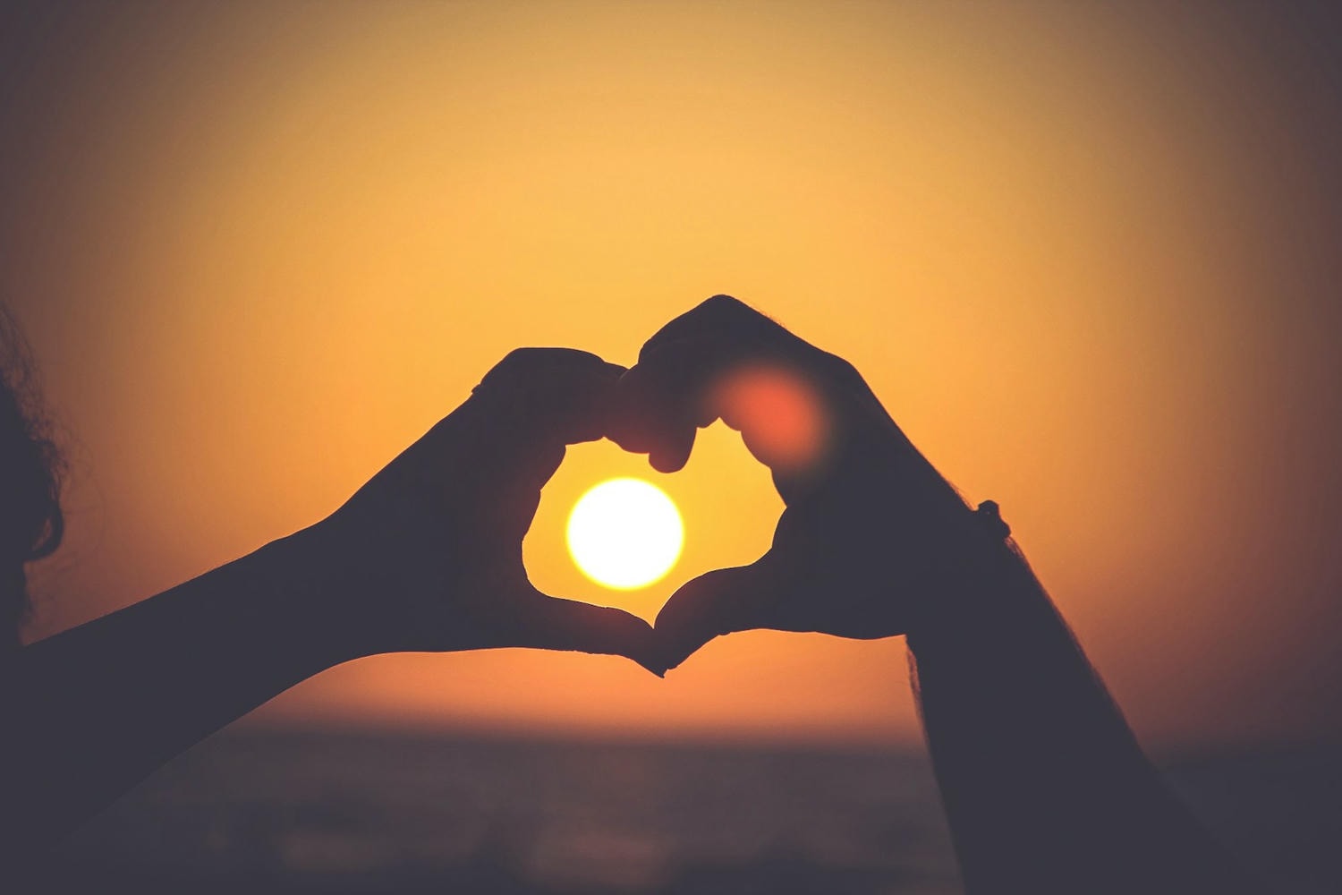 八字離婚命格,什麼人最易離婚?姻緣好壞命中注定? - 第2張圖 silhouette of person's hands forming heart