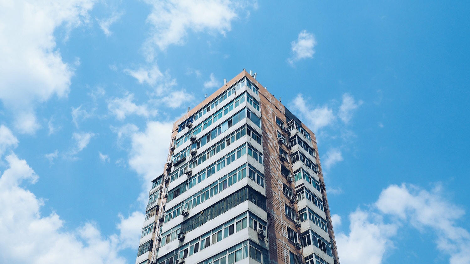 2024搬家入宅吉日,113年搬家入宅好日子 - 第6張圖 teal and brown concrete building
